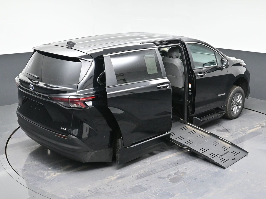 New 2025 Toyota Sienna Hybrid XLE Base - BraunAbility Side Entry Entry Fold Out Automatic Ramp
