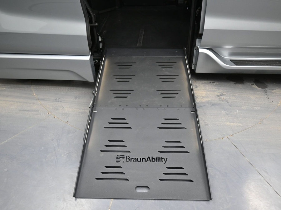 Silver Toyota Sienna image number 10