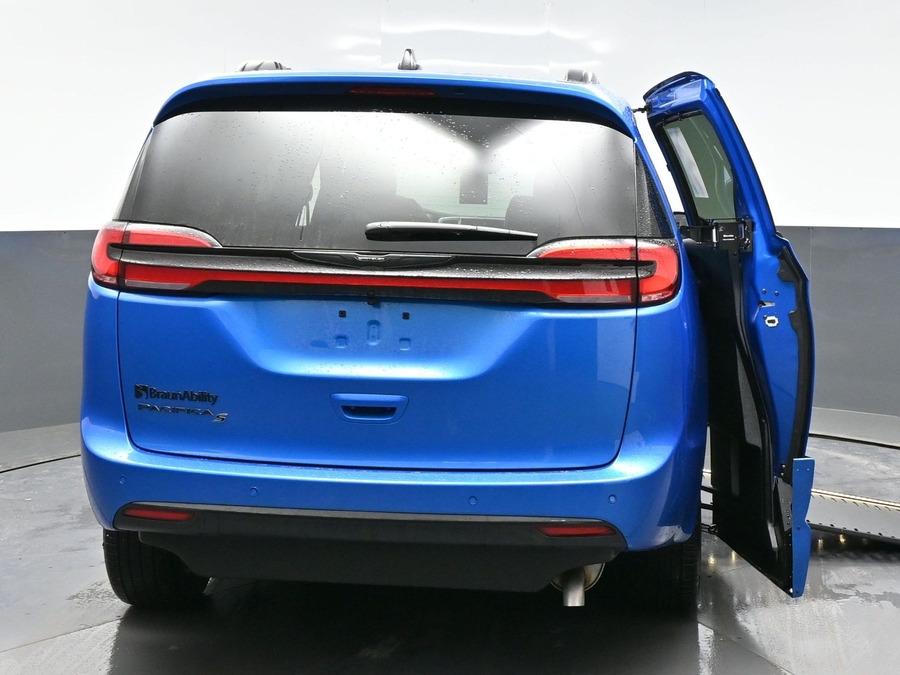 New 2026 Chrysler Pacifica Select Sport - BraunAbility Side Entry Entry In Floor Automatic Ramp