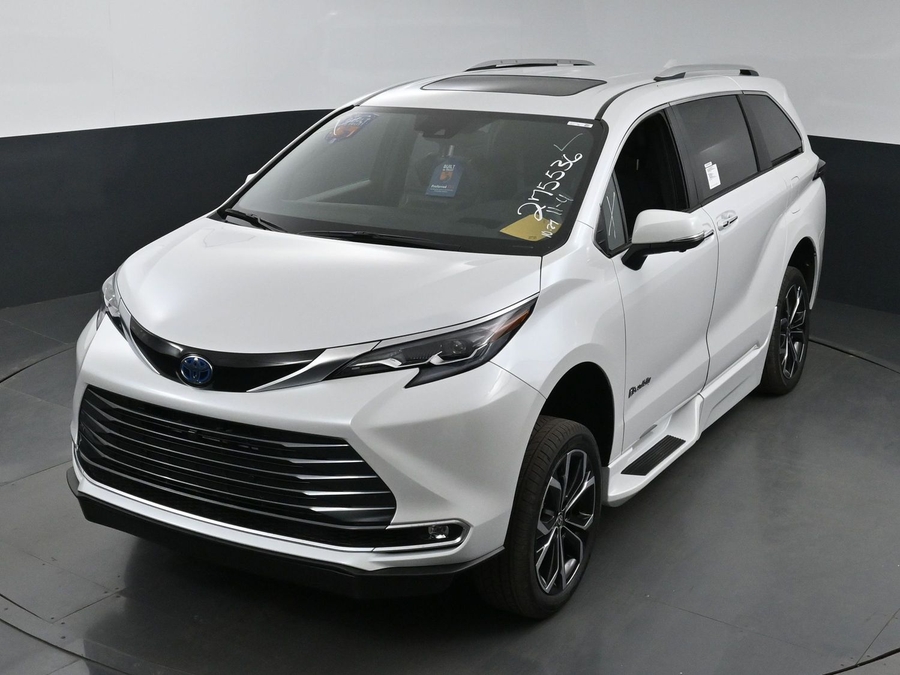 New 2025 Toyota Sienna Hybrid Platinum - BraunAbility Side Entry Entry Fold Out Automatic Ramp