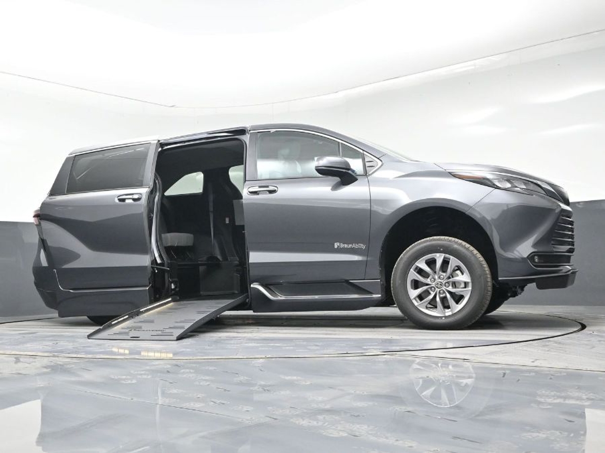 2025 TOYOTA SIENNA - Image 24