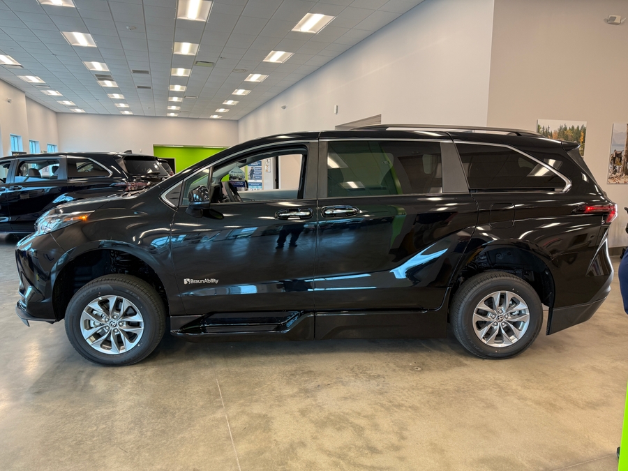 Black Toyota Sienna image number 5