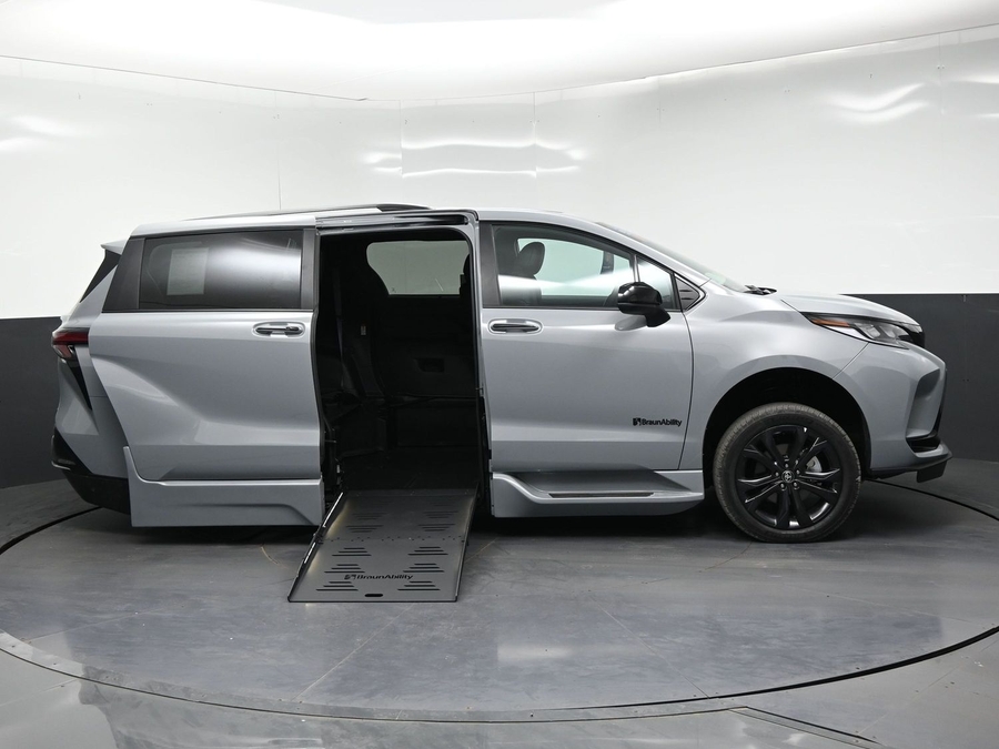 New 2026 Toyota Sienna Hybrid XSE Sport - BraunAbility Side Entry Fold Out Automatic Ramp