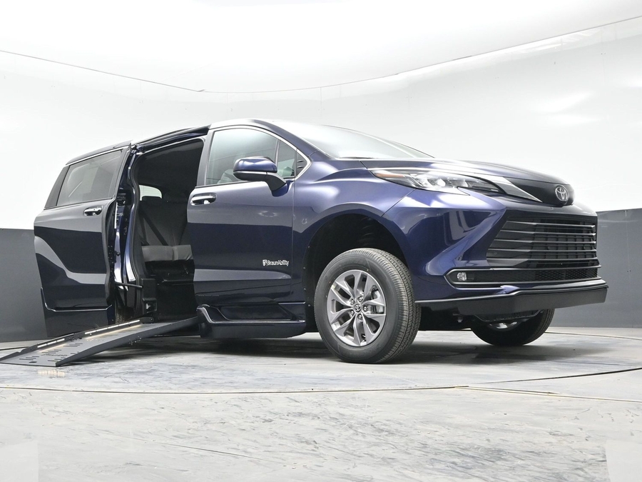 New 2026 Toyota Sienna Hybrid XLE Base - BraunAbility Side Entry Entry Fold Out Automatic Ramp