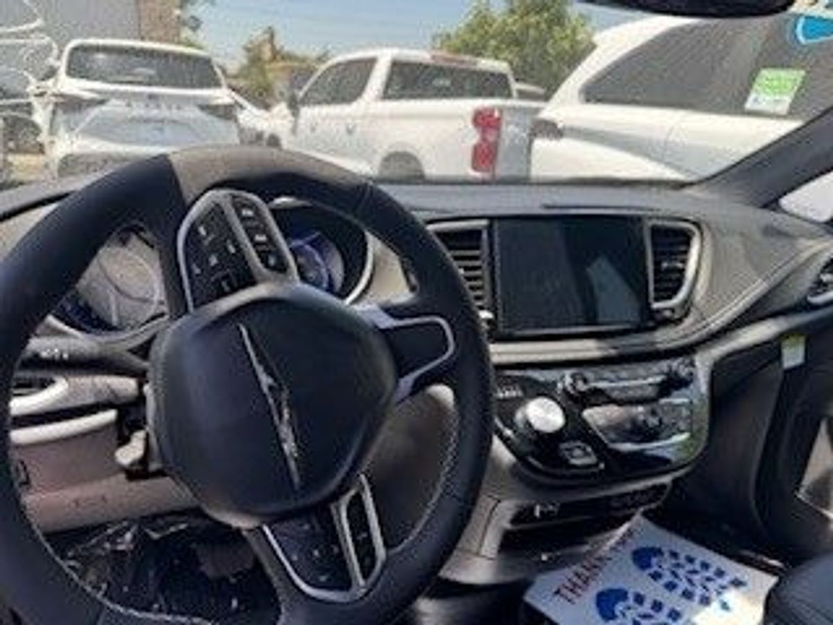 2025 Chrysler Pacifica Select's photo