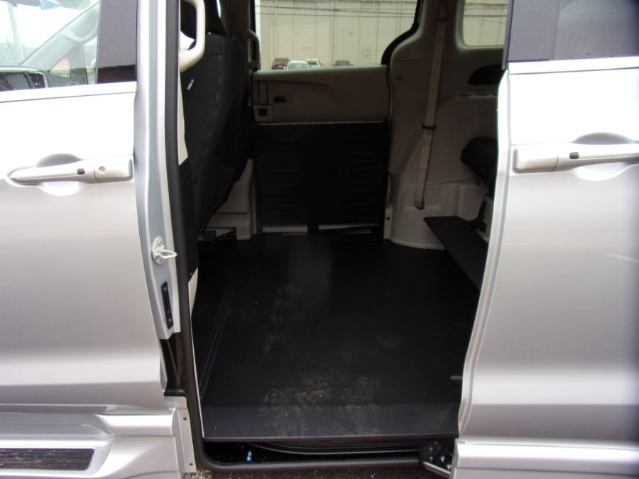 Silver Chrysler Voyager image number 16