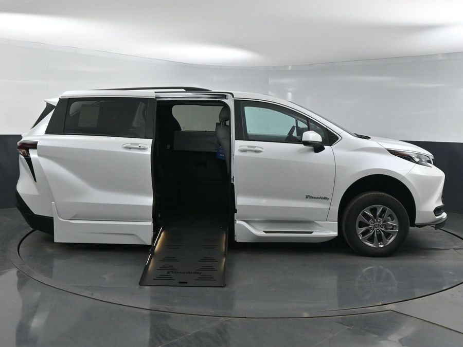 New 2025 Toyota Sienna Hybrid XLE Plus - BraunAbility Side Entry Entry Fold Out Automatic Ramp