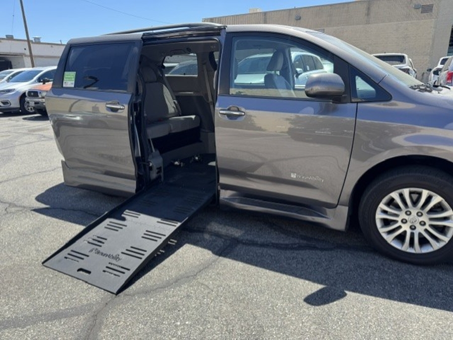 Grey Toyota Sienna image number 5