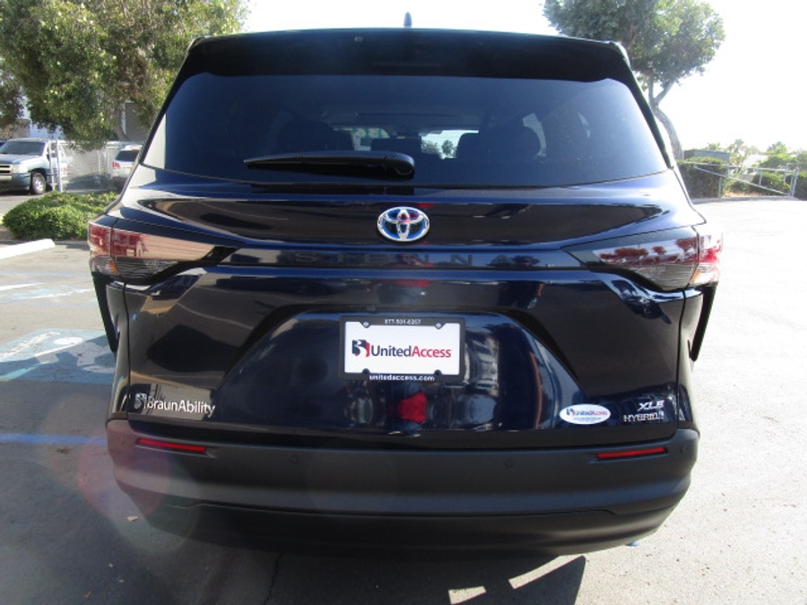 New 2025 Toyota Sienna Hybrid XLE Plus - BraunAbility Side Entry Entry In Floor Automatic Ramp