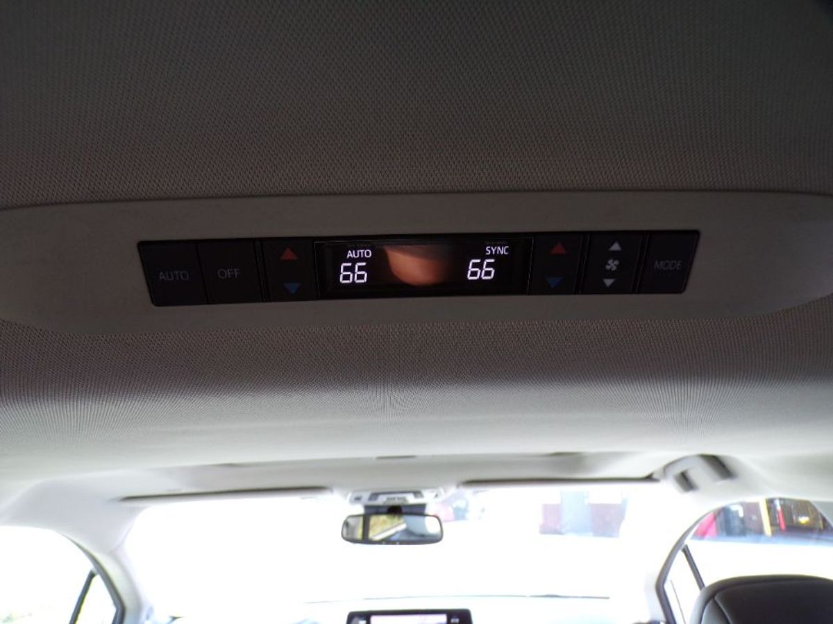 Silver Toyota Sienna image number 18