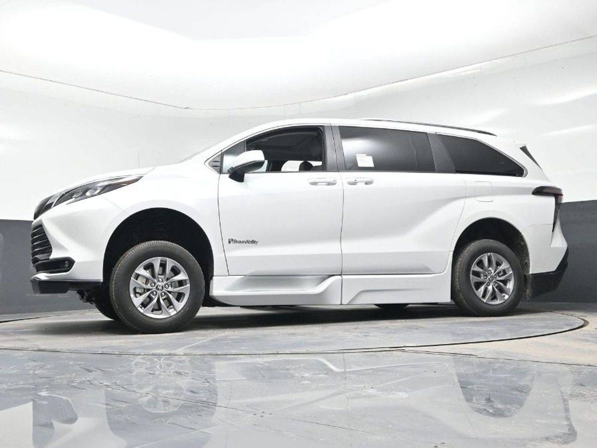 2025 TOYOTA SIENNA - Image 26