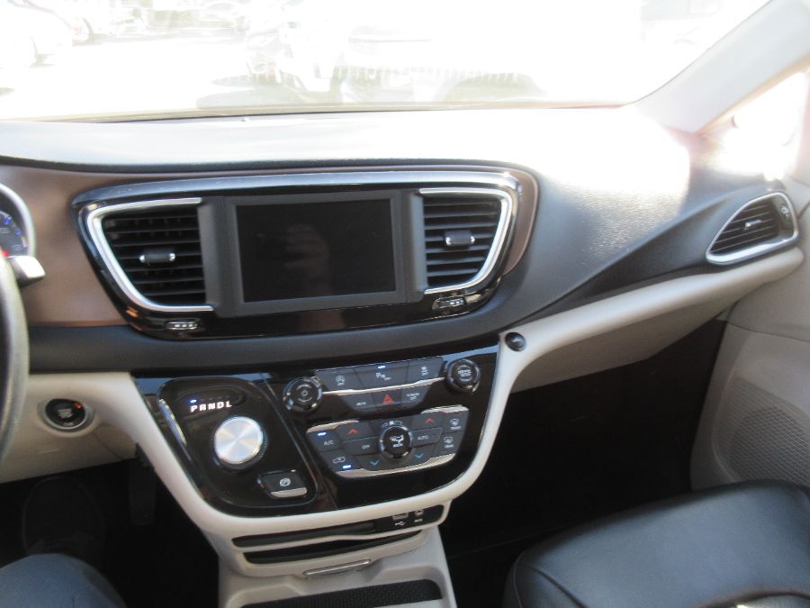 Silver Chrysler Pacifica image number 4