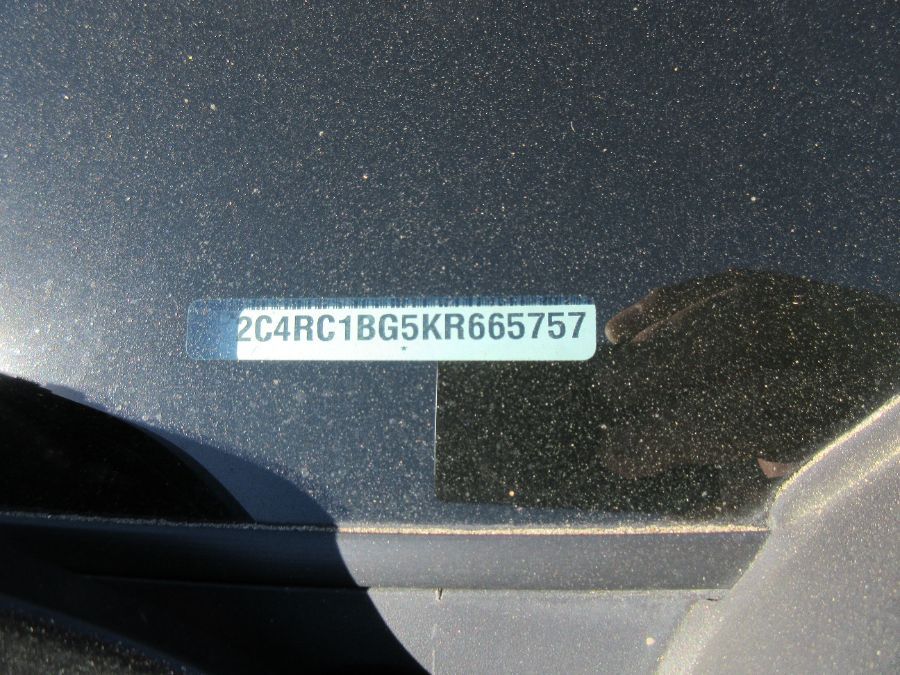 Silver Chrysler Pacifica image number 21