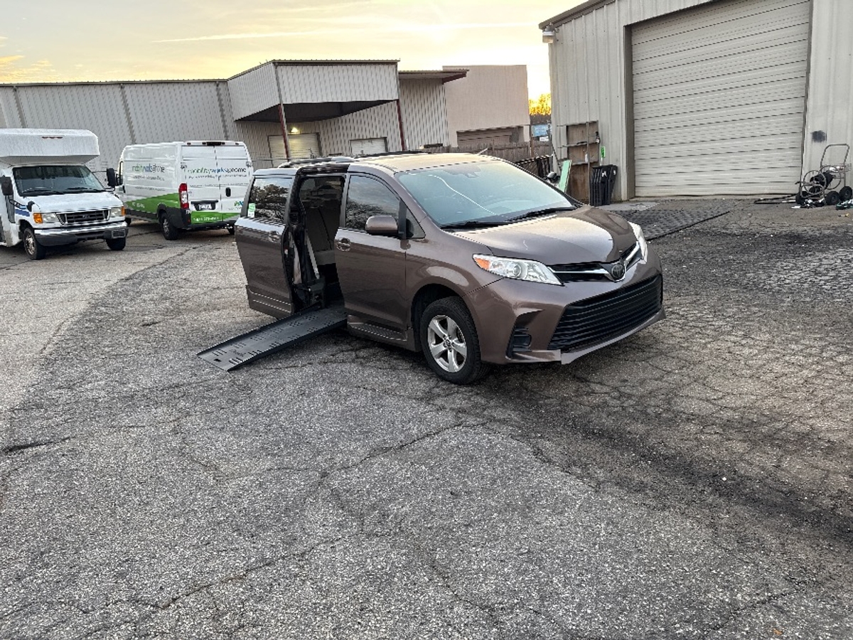 2020 Toyota Sienna LE's photo