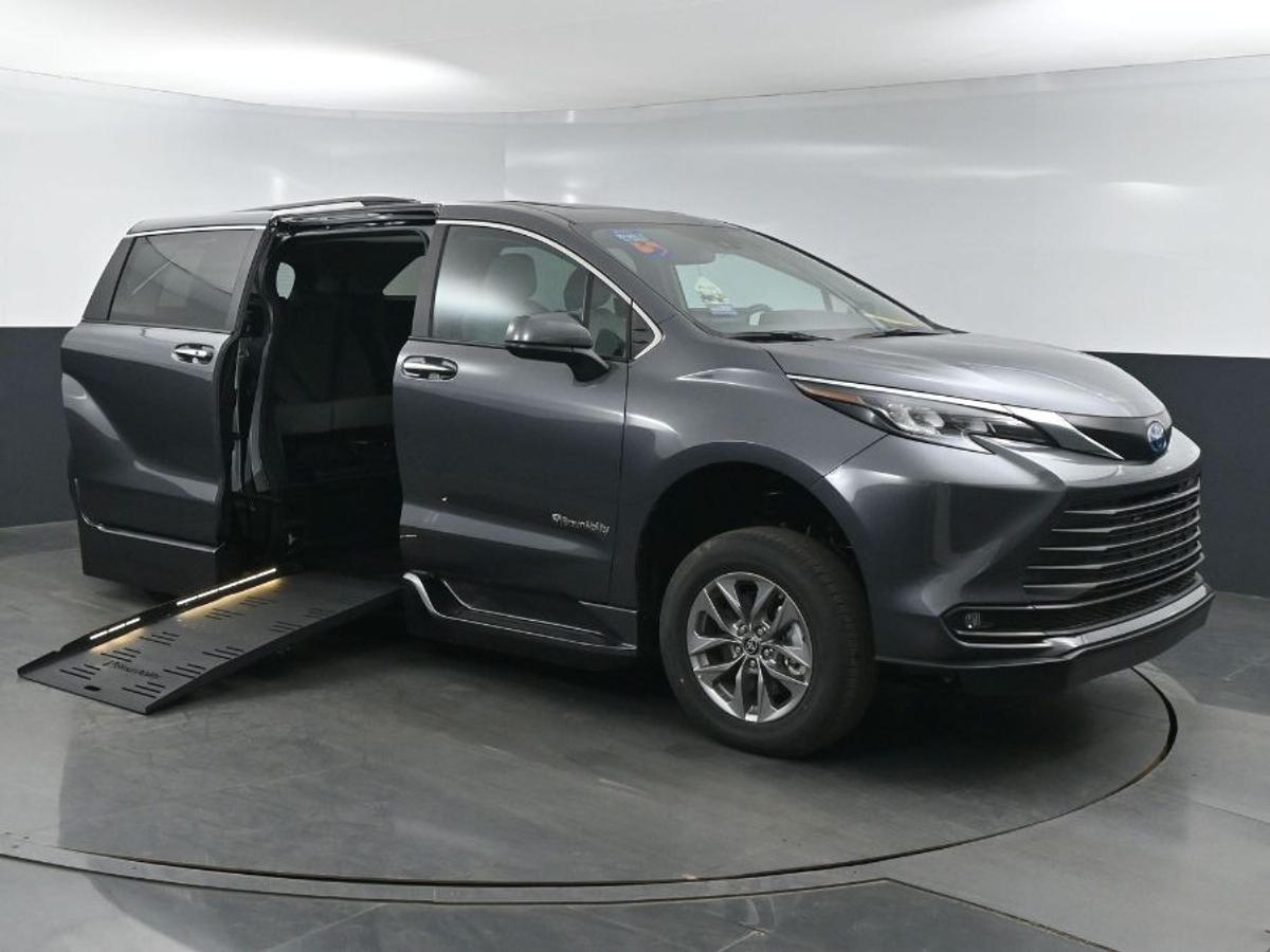 2025 TOYOTA SIENNA - Image 2