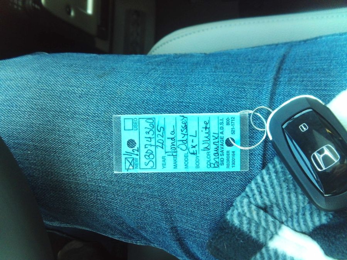 White Honda Odyssey image number 31