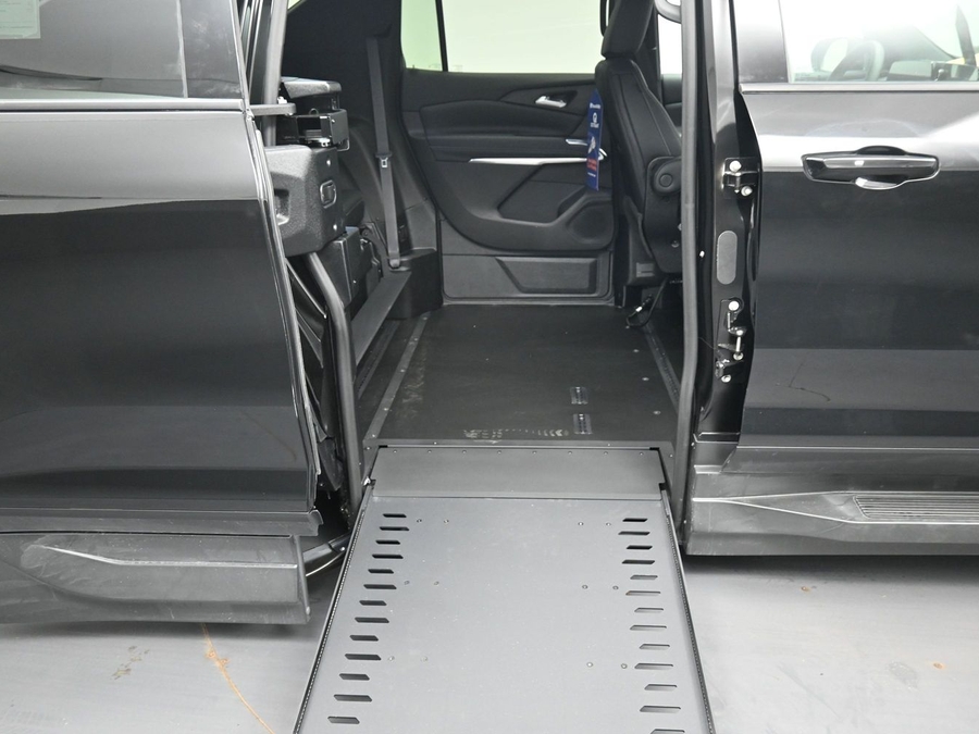 New 2026 Chevrolet Traverse 1LT - BraunAbility Side Entry In Floor Automatic Ramp