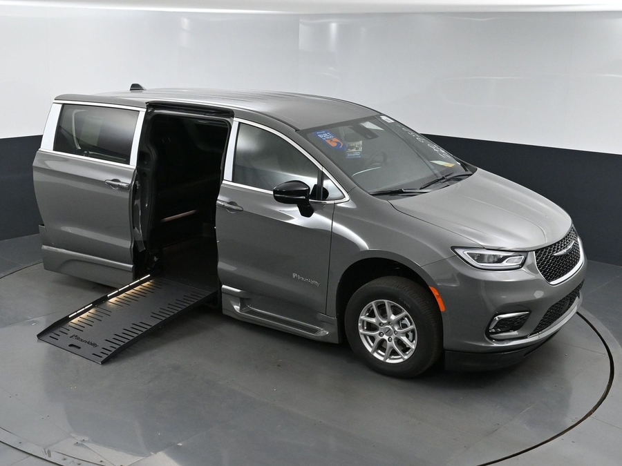 New 2025 Chrysler Pacifica Select Safety - BraunAbility Side Entry Entry Fold Out Automatic Ramp