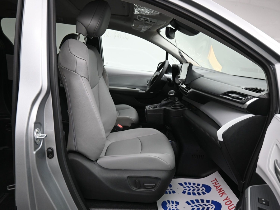 Silver Toyota Sienna image number 8