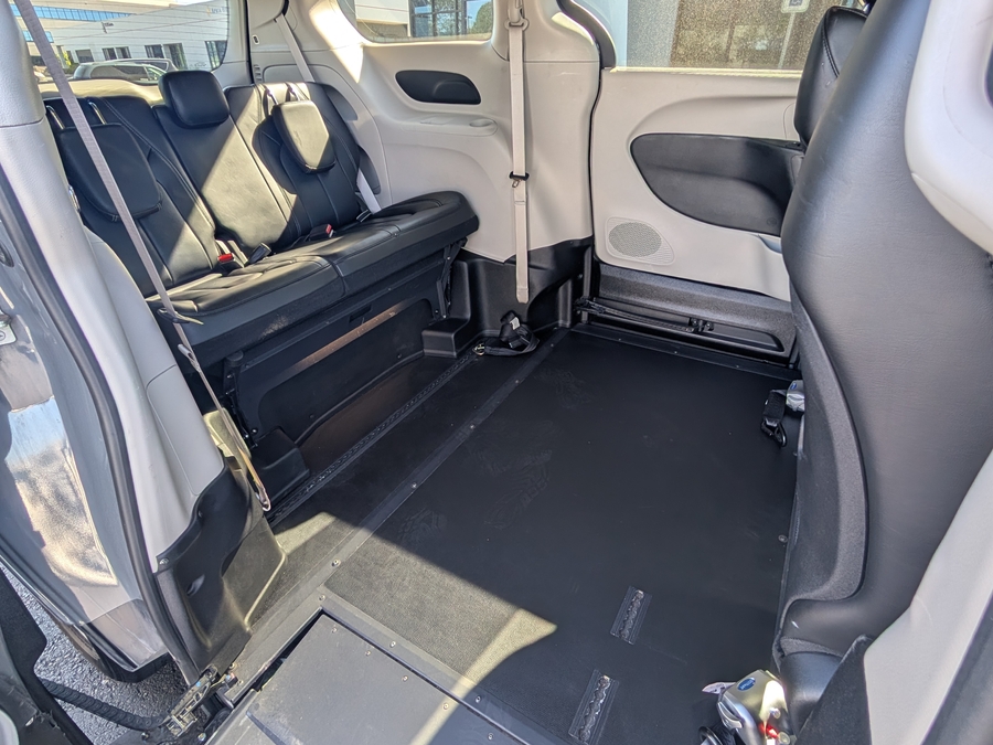 Used 2023 Chrysler Pacifica Touring L Safety - BraunAbility Side Entry Entry In Floor Automatic Ramp