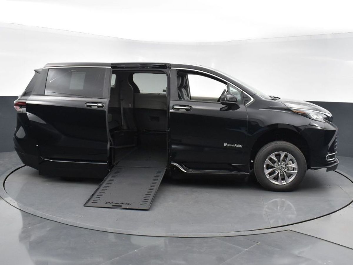 2023 Toyota Sienna XLE 7-Passenger Hybrid FWD's photo
