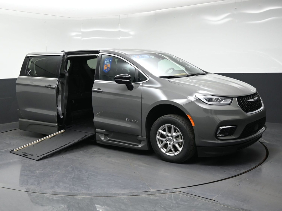 Used 2025 Chrysler Pacifica Select - BraunAbility Side Entry In Floor Automatic Ramp