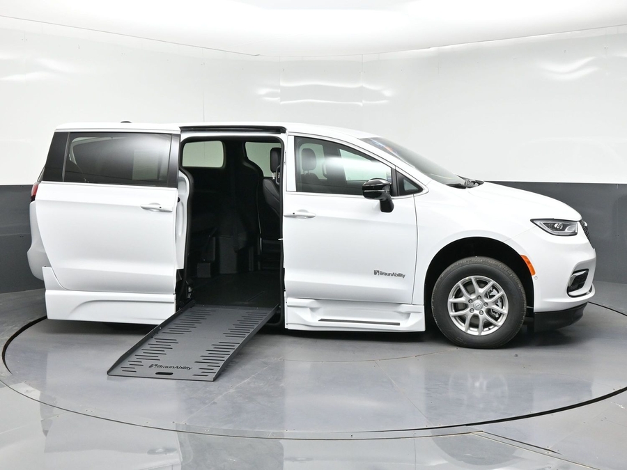 White Chrysler Pacifica image number 7