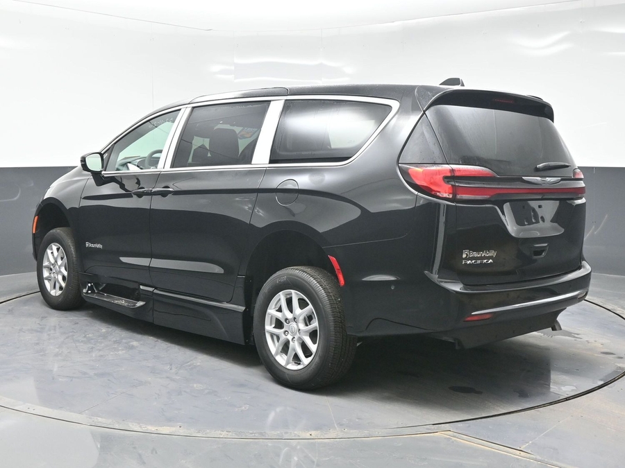 Black Chrysler Pacifica image number 4