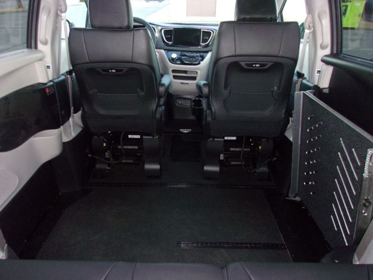 Grey Chrysler Pacifica image number 21