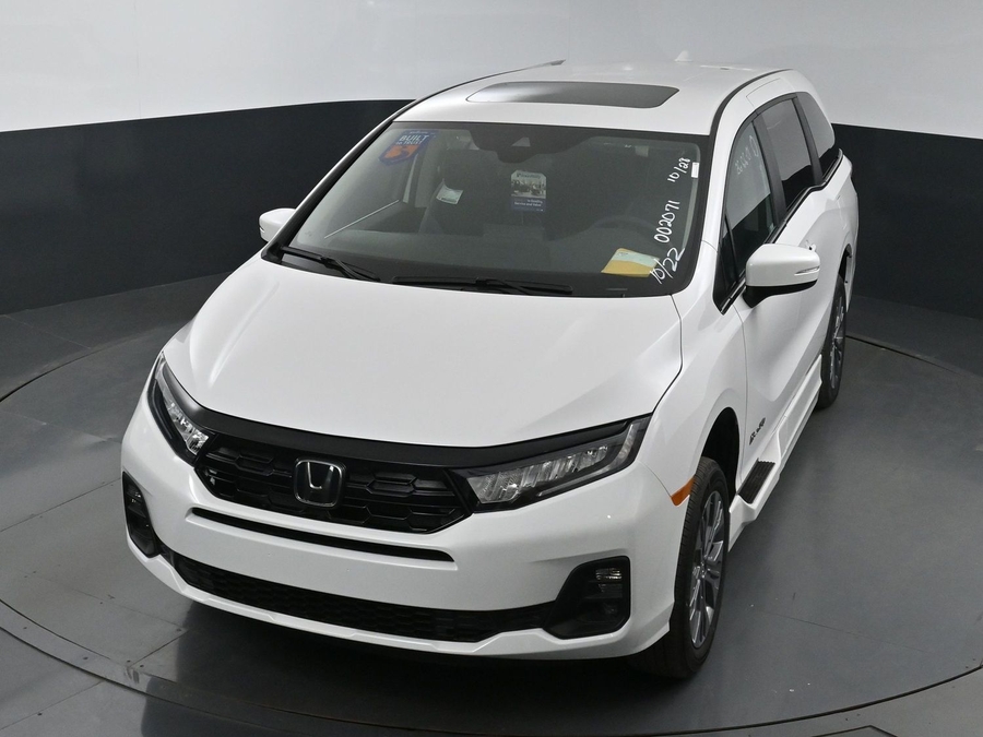 White Honda Odyssey image number 23