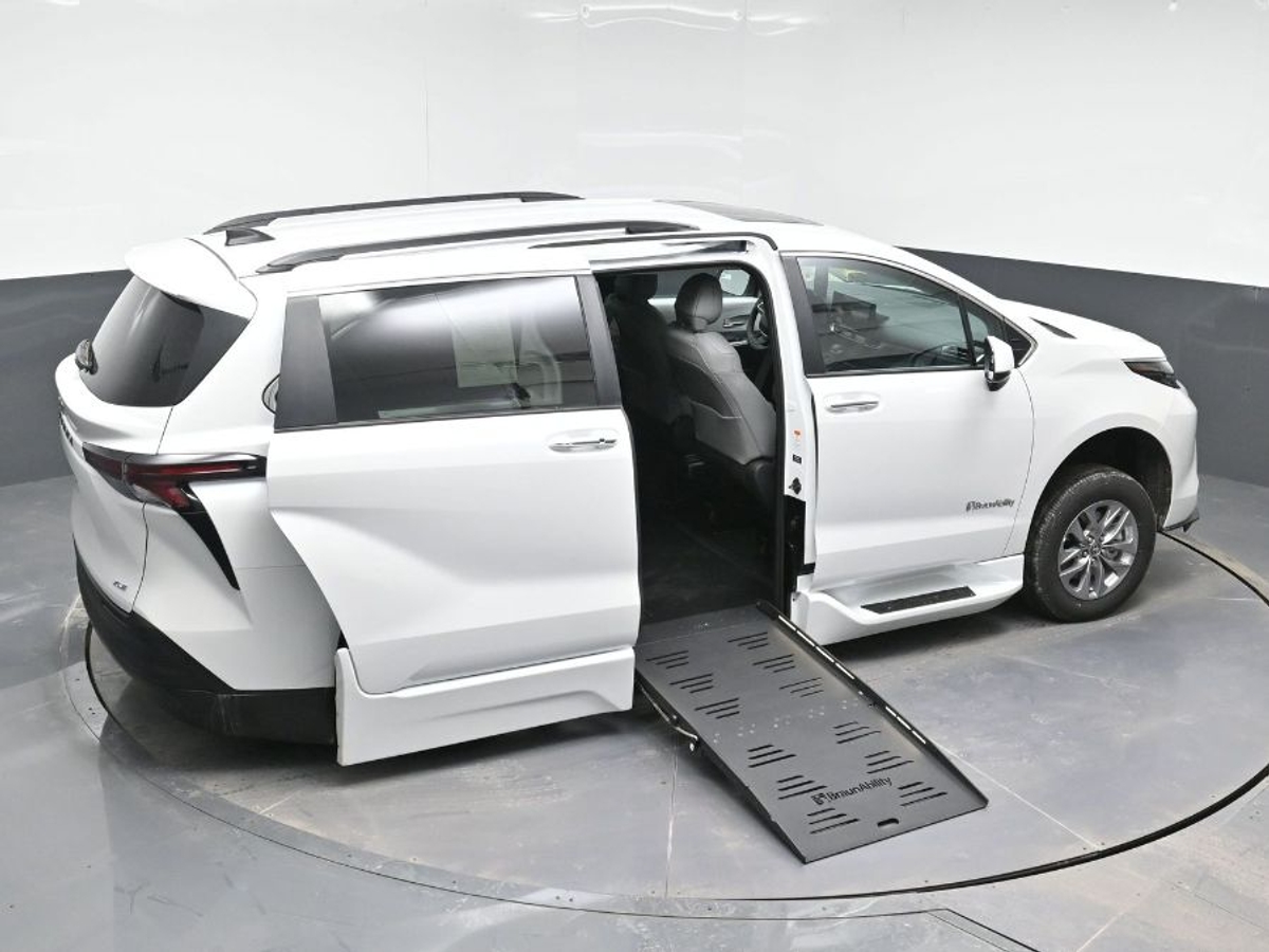 2025 TOYOTA SIENNA - Image 26