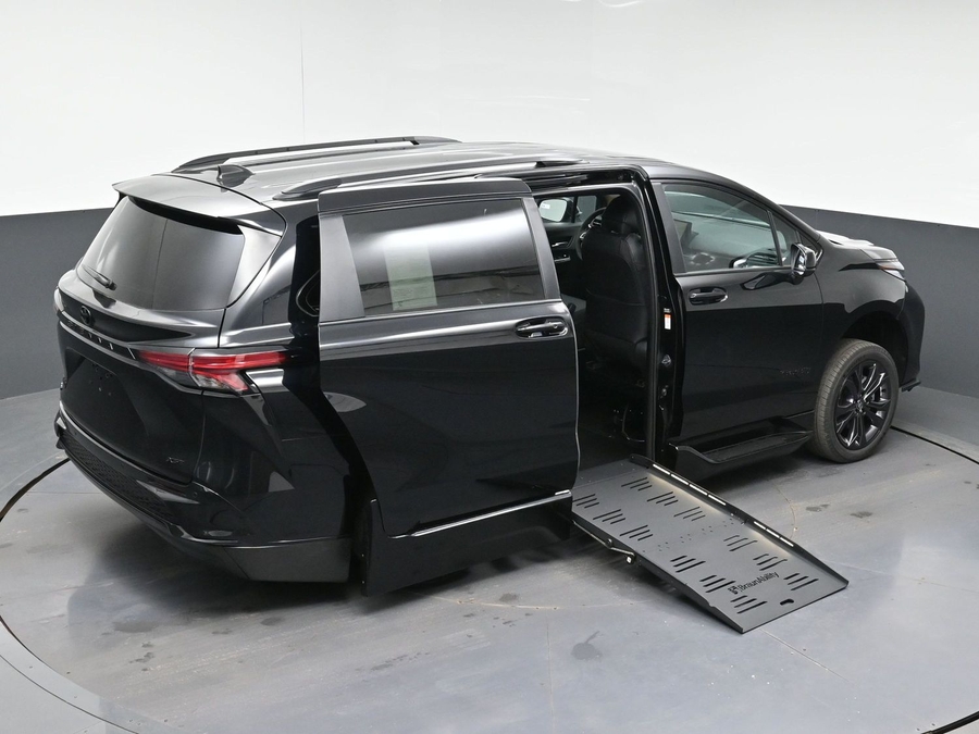 New 2026 Toyota Sienna Hybrid XSE Sport - BraunAbility Side Entry Fold Out Automatic Ramp