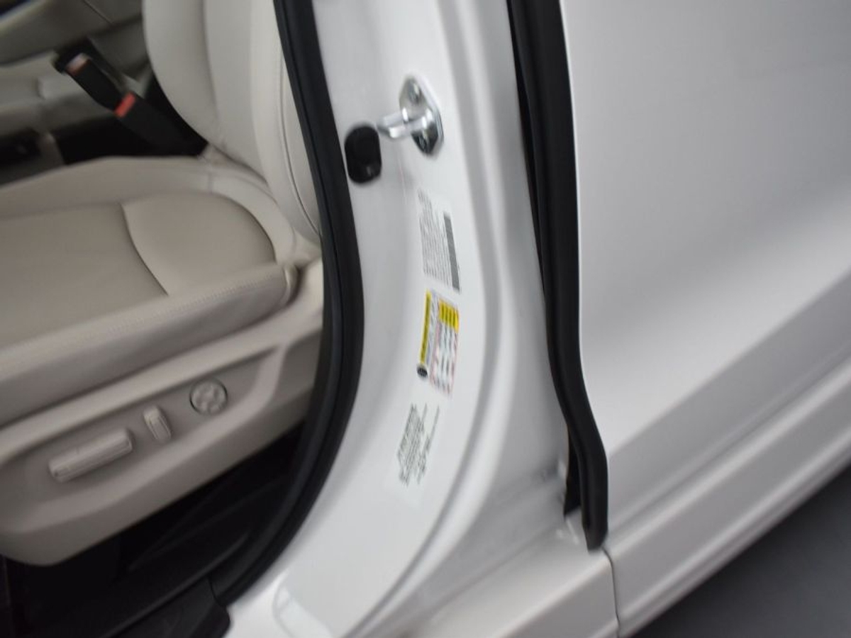 White Honda Odyssey image number 16