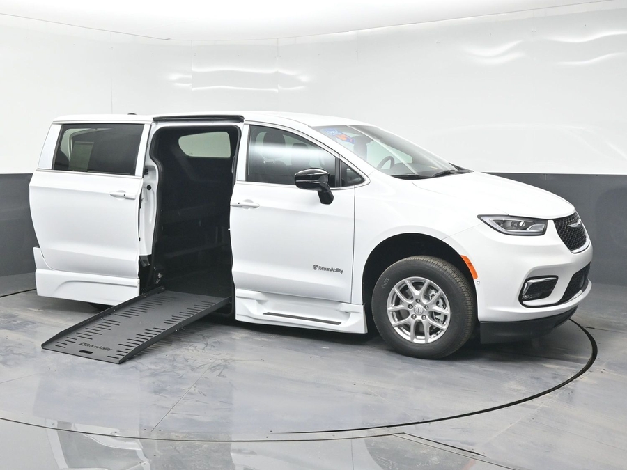 New 2025 Chrysler Pacifica Select Safety - BraunAbility Side Entry Entry Fold Out Automatic Ramp