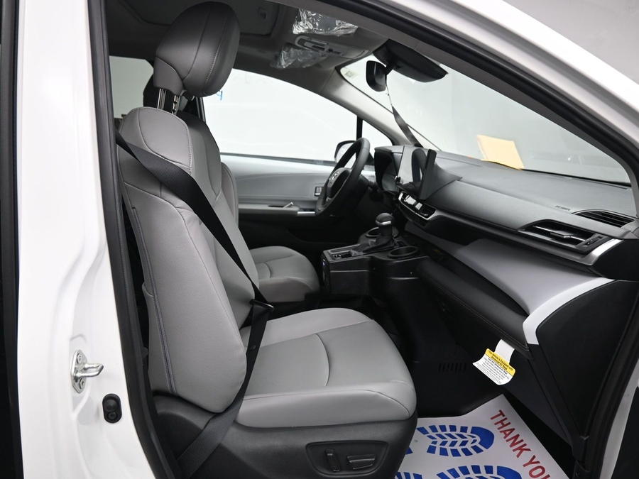 New 2026 Toyota Sienna Hybrid XLE Base - BraunAbility Side Entry Fold Out Automatic Ramp