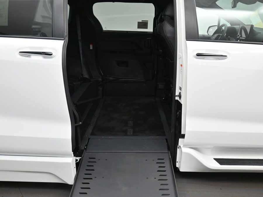 New 2025 Toyota Sienna Hybrid XSE Sport - BraunAbility Side Entry Entry In Floor Automatic Ramp