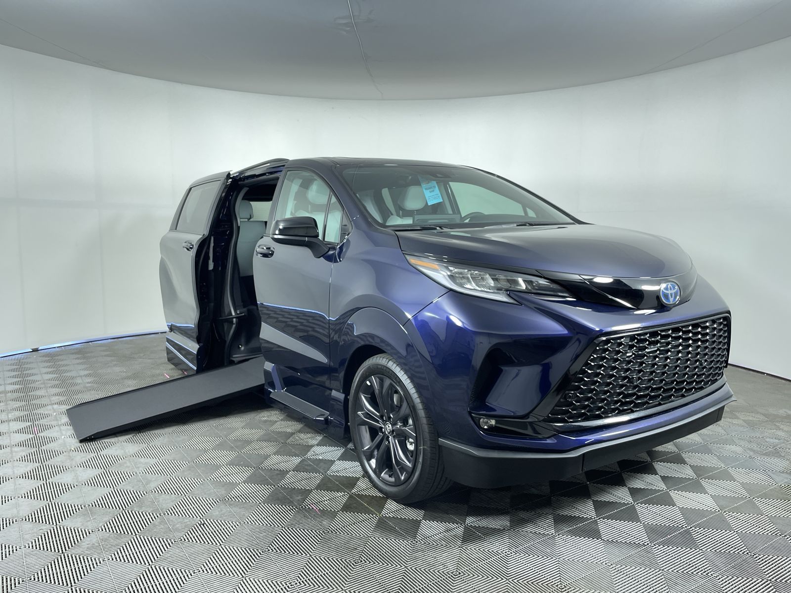 2025 Toyota Sienna FWD XSE Plus