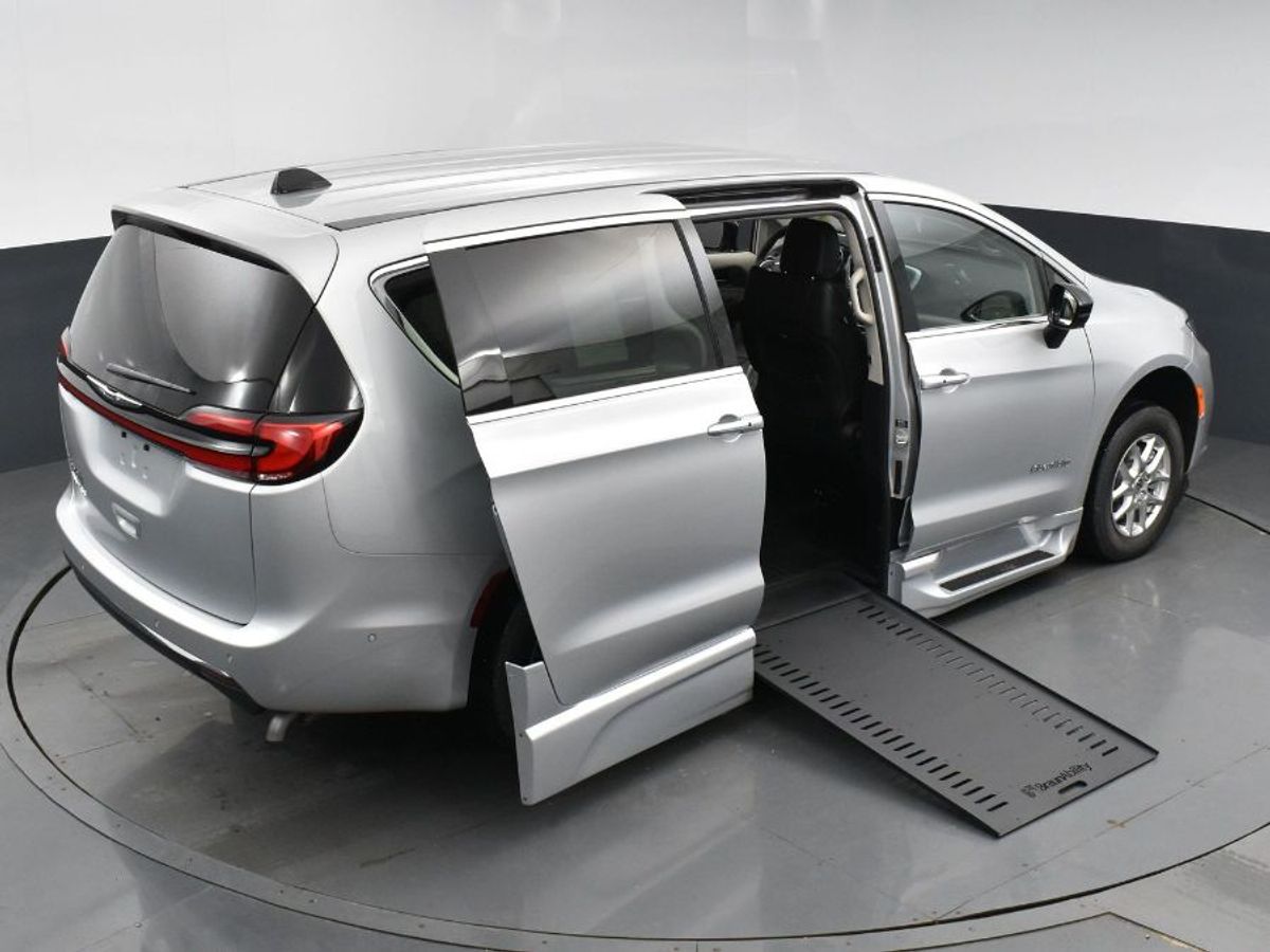 Silver Chrysler Pacifica image number 15