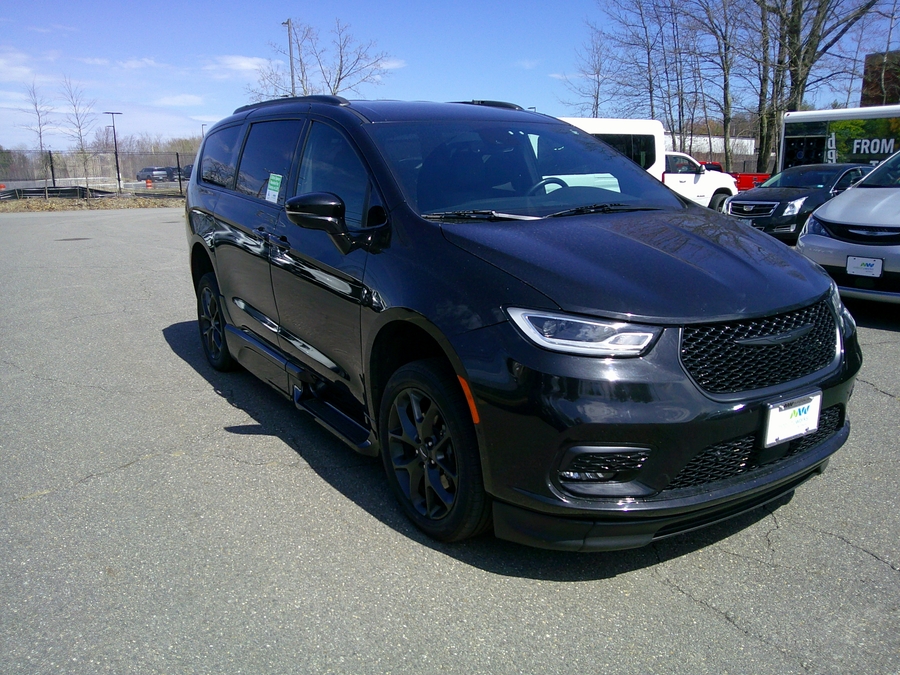 Black Chrysler Pacifica image number 2