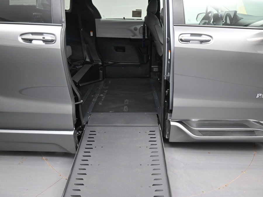 Grey Toyota Sienna image number 10