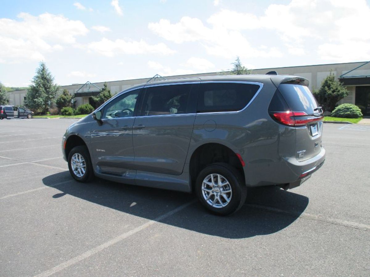 Grey Chrysler Pacifica image number 3