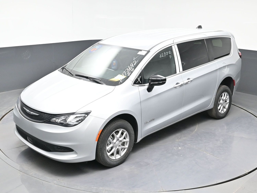 Silver Chrysler Voyager image number 22