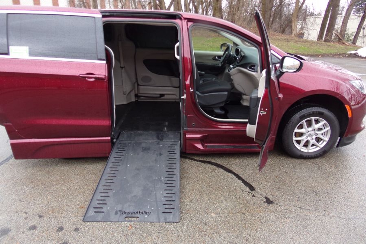 Used 2023 Chrysler Voyager LX's photo