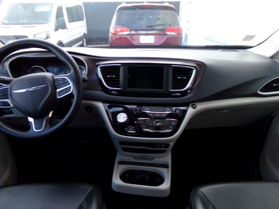 Grey Chrysler Voyager image number 4