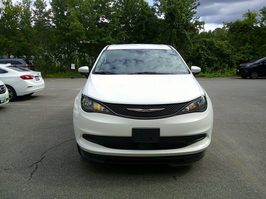 White Chrysler Voyager image number 4