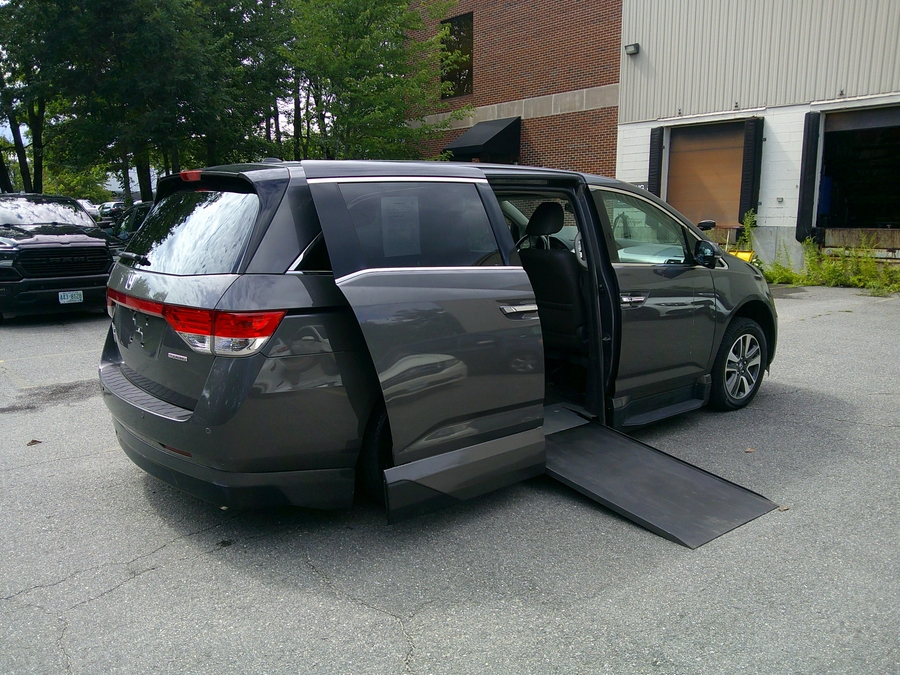  Honda Odyssey con entrada lateral automática en rampa de piso