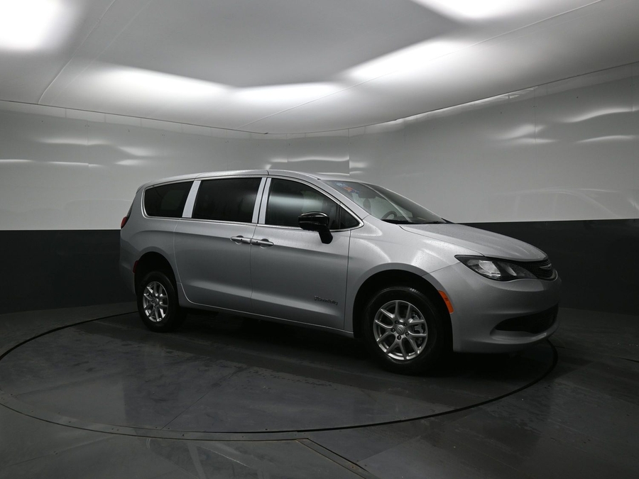 Silver Chrysler Voyager image number 17