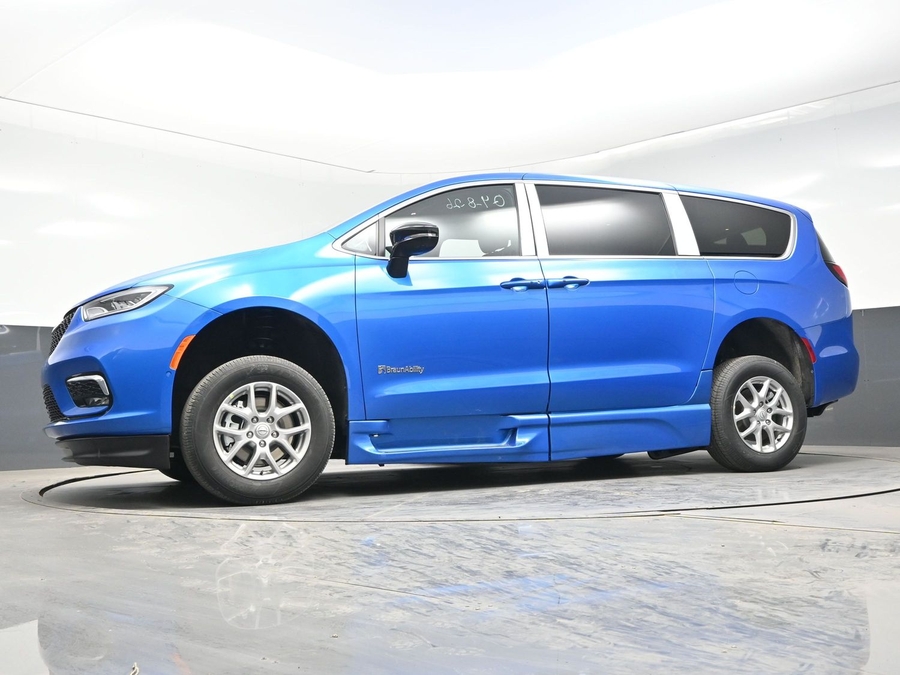 Blue Chrysler Pacifica image number 16