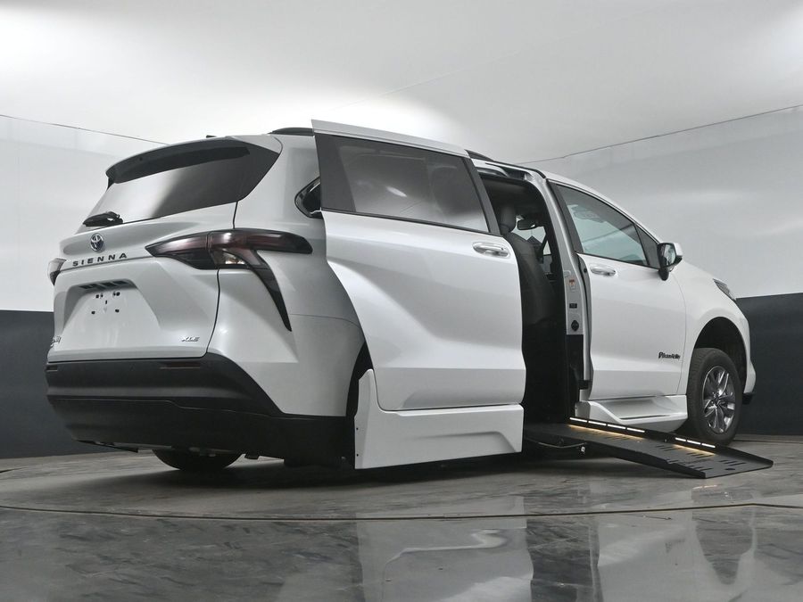 New 2025 Toyota Sienna Hybrid XLE Plus - BraunAbility Side Entry Entry Fold Out Automatic Ramp