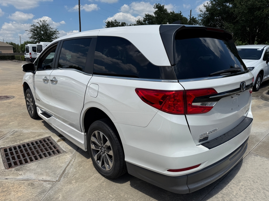 White Honda Odyssey image number 4